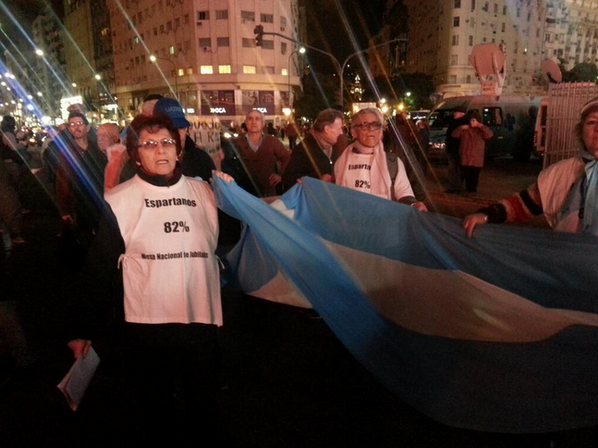 Infomedia24hrs's tweet photo. #8A #8AVamosTodos  #CACEROLAZO Columna de Jubilados,de esos giles que #aportaron 40 años y les #negaron el 82% (Foto) http://t.co/76UDRvaUYG