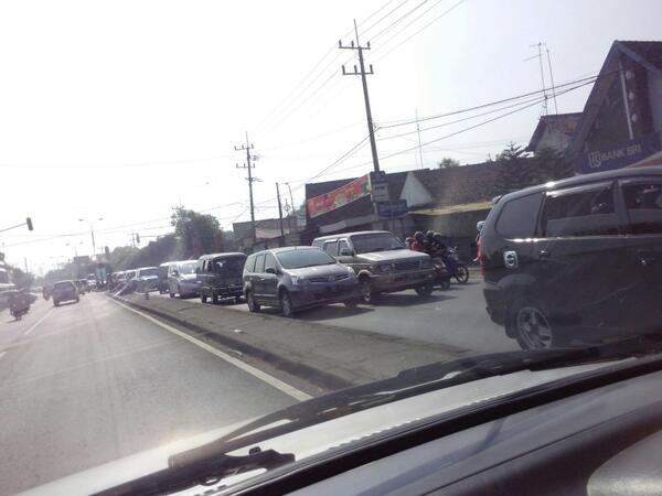 sbisri76's tweet photo. Mojo Agung arah madiun macet smpai trowulan http://t.co/lx19a41zc1