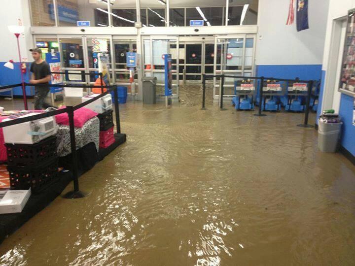 Photo Walmart in Cortlandville, New York, during severe