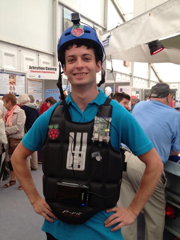 Kim_A_Jones's tweet image. Rob Jones o @myTQG @ro_bjones yn gwisgo yr #Picam @Raspberry_Pi @eisteddfod #tcsteddfod13