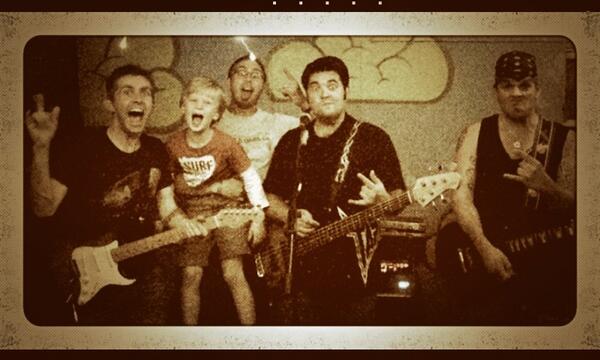 BitethehandUK's tweet photo. Last nights fun !!! :) http://t.co/up10PKJWG3