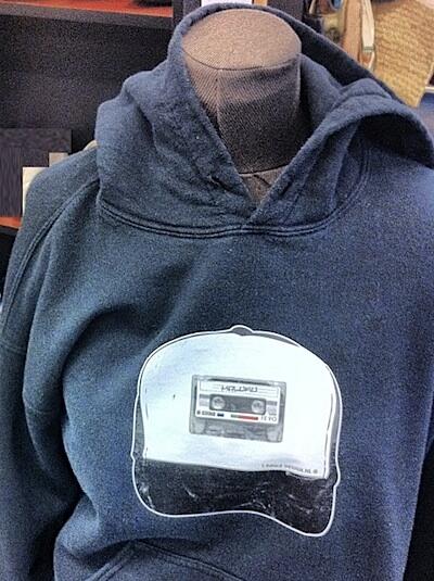 hefferman's tweet image. Ik te groot? Of hij te klein? Maar wel al goeie foute schoenen gekocht voor Lou Ottens' feestje in Berlijn! #LLLO