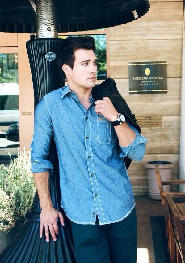 TylerH__'s tweet image. *walks onto the stage wearing*