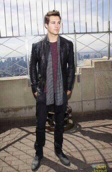 TylerH__'s tweet image. I chose this because that is my favourite jacket and I think this outfit shows me. Just an average guy..