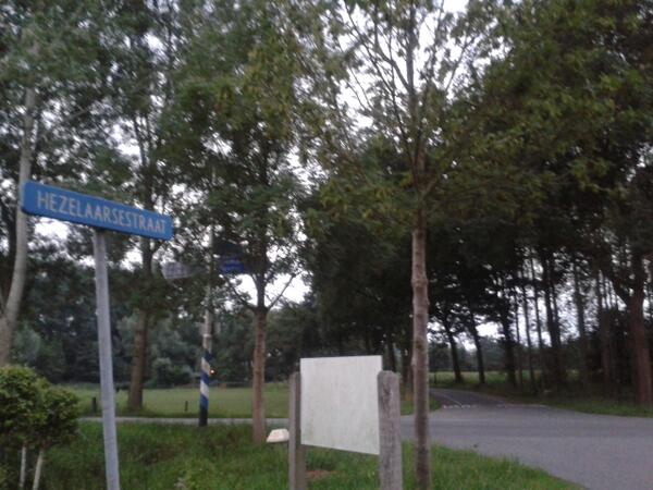 Nancy_vdH's tweet photo. @mooiboxtel  @Boxtel  kan ik op deze kruising ook richting Rooi en Best en Liempde ANWB bord is niet te zien. http://t.co/qTw6hFVw4q