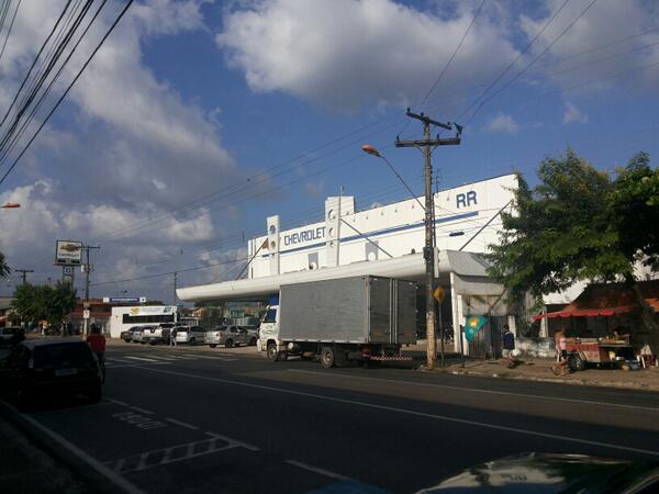 LucasLima_LL's tweet photo. @belemtransito Cadê a AMUB nessas horas? Descarga irregular e carros na calçada. #Chevrolet #Sen.Lemos http://t.co/7wemI7ZmzI