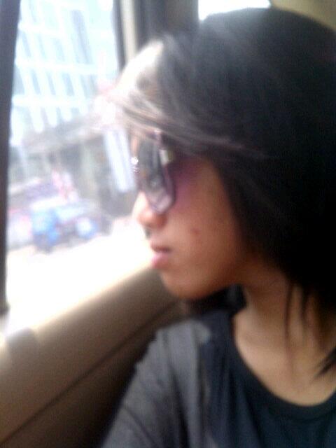 Gue lg belajar jadi alay nih wkwkkw kaya anak" umur 19'an gituh foto" di mobil wkwkwkwk