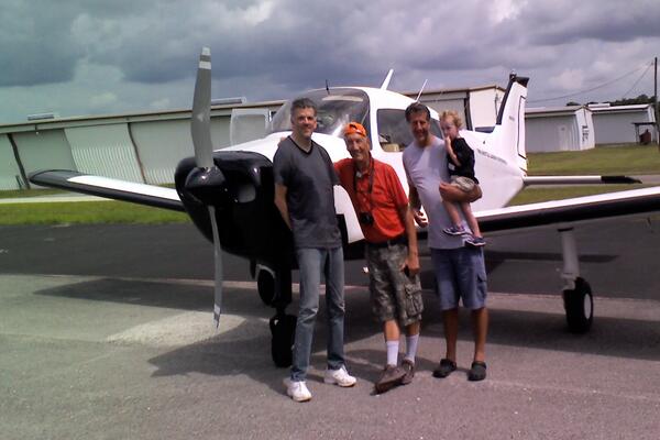 ShuttleLandExp's tweet image. Joe and his family after their SLE1 flight