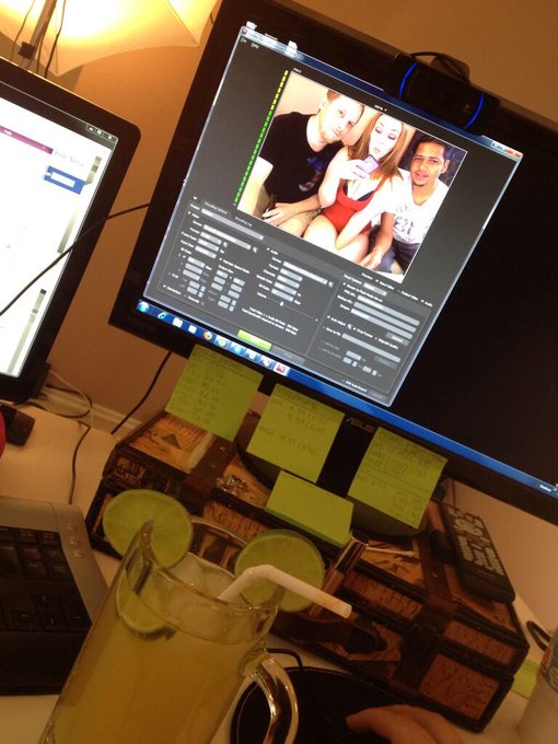 Sarah sandwich!!! http://t.co/GA1DqYs3BX