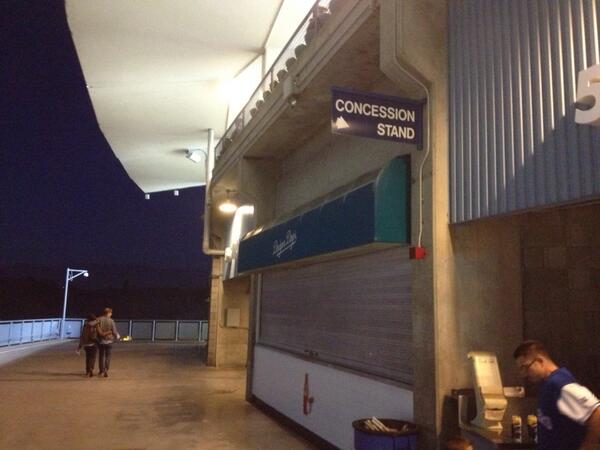wawillia70's tweet image. #Dodger sellout and food stands closed on reserved level. Are they closed on field level? #hourwait