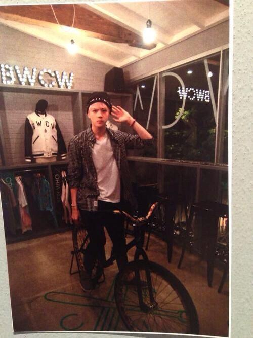 cyronx_'s tweet photo. BWCW pop-up shop [Sehun] http://t.co/4ZgDwORV2r