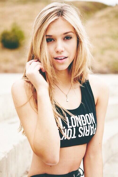 Молодая девушка. 69 девушки. С милой девушкой 18. Молодая девушка. Девушка с улыбкой на лице.