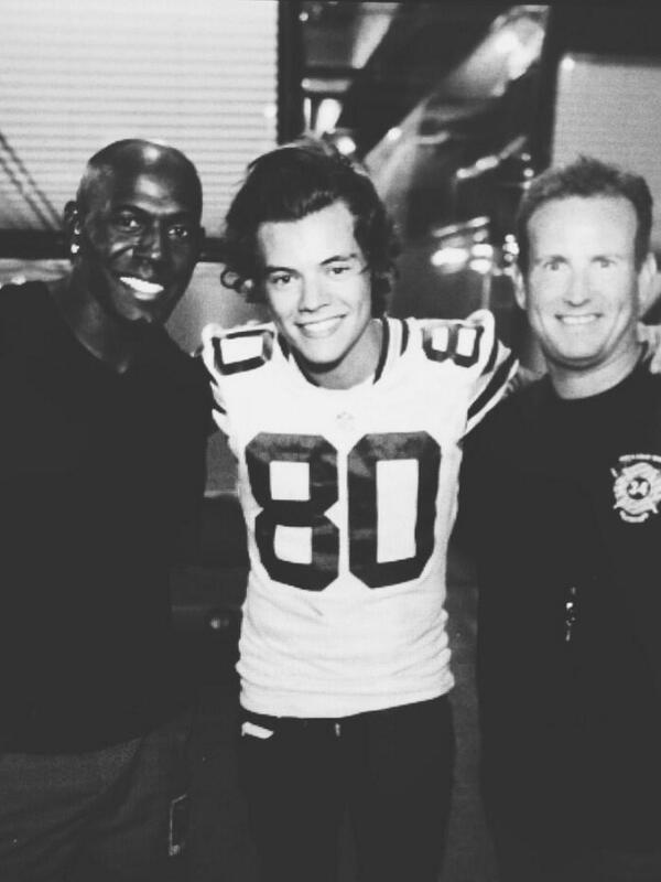 awesomness1000's tweet image. OMG Harry even looks good in football gear! 😍😘Love you Harry!!!