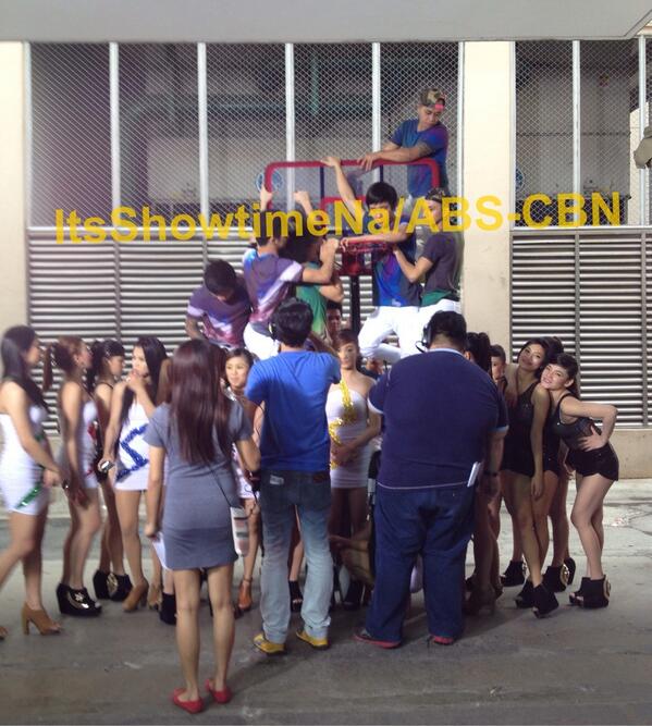 itsShowtimeNa's tweet photo. Madlang Peeps, ano ito?! #ItsCallTime #ItsShowtimeNa ^^ http://t.co/bqtb4nBZv7