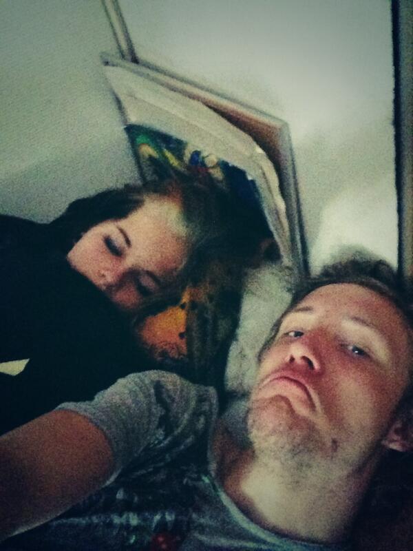theis009's tweet photo. Min veninde sover, og hun snorker :( http://t.co/cbleAsqR0T