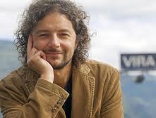 la felicidad es como una lluvia finita te emborracha de un silencio ondo, lo se, hablo un  castillano de ballenas