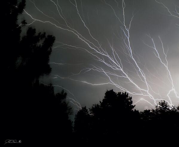 Fabulous horizontal branching!  MT @jsalewicz: <a href="/JenCarfagno/">Jen Carfagno</a> <a href="/JimCantore/">Jim Cantore</a> lighting in my backyard #Zionsville #INwx