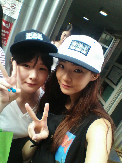 gmlwl212's tweet photo. @tjsduddltmf 커플스냅백!! 언니진짜착하고이뻐요..♡ http://t.co/0EYFdA53pg