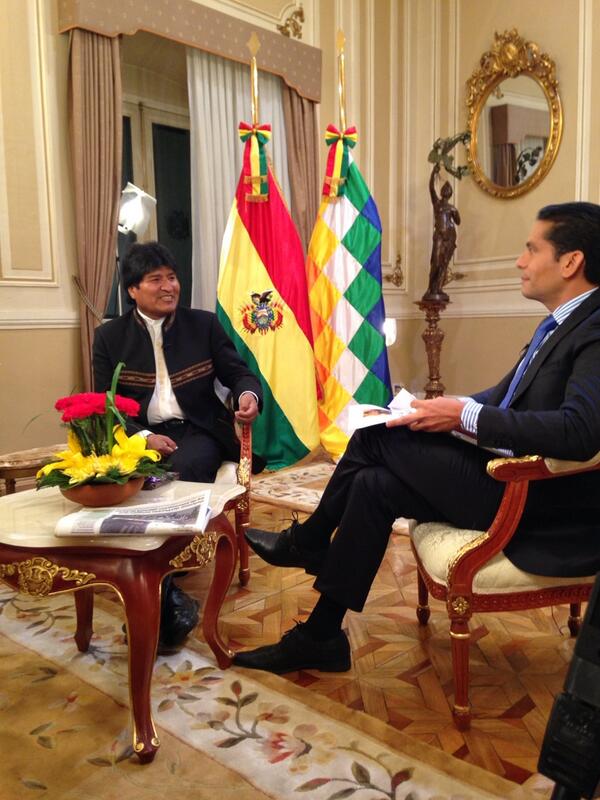 cala's tweet photo. Feliz sábado desde el Palacio de Gobierno en La Paz. Terminamos de grabar con el pres. Evo Morales.Exclusiva http://t.co/pf5cx0glEw