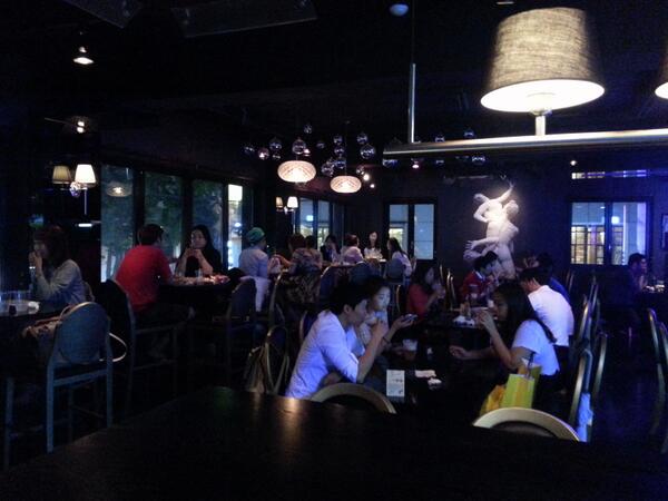 hedonism12's tweet photo. 슬러시맥주행사.
붐빈다..붐벼 http://t.co/ZINXJ2sRWv