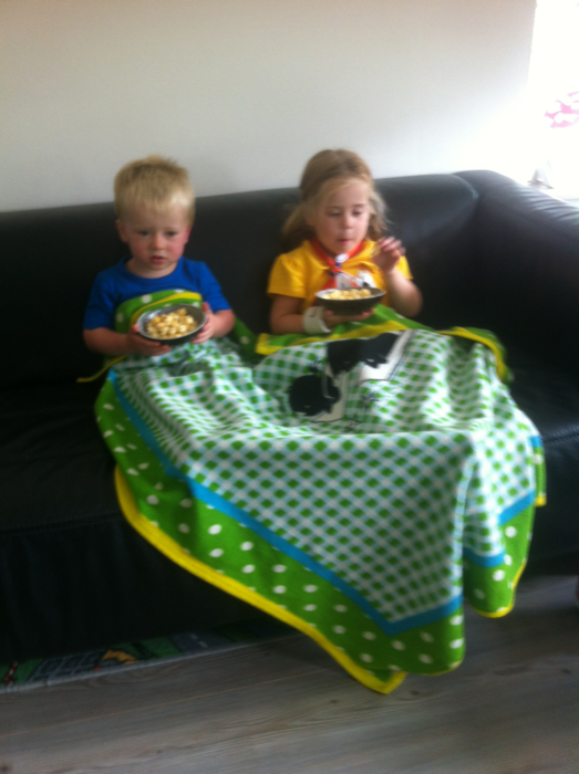 Guus1978's tweet photo. Gewoon lekker samen popcorn smullen en #Dora kijken, omdat we zo lief zijn. http://t.co/zRN1DJKXeS