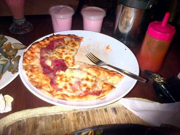 YaniMizzindie's tweet image. Pasangan ciamik mlm ini ~» Pizza kayu bakar&amp;amp;amp;straw yoghurt,slurpp  #programgemuk