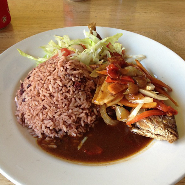 CaribFoodPorn's tweet photo. Grilled Fish,Rice and Peas with Salad http://t.co/eSLYfFmhOe
