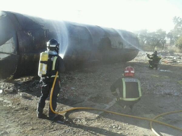 BomberosCuenca's tweet photo. Hoy hemos apagado un incendio de cisterna en la antigua fábrica de televisores Thompson en #Tarancón #Cuenca http://t.co/DUJyEc8mzb