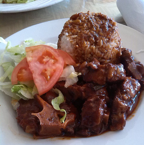 CaribFoodPorn's tweet photo. Oxtail and Rice http://t.co/bTCsZSgr82