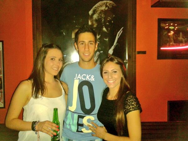 PrezOcho's tweet photo. @Virginia092  @lore_gomezm pasándolo de vicio y bailando de tó jajajaja http://t.co/MG2WmOLLpD