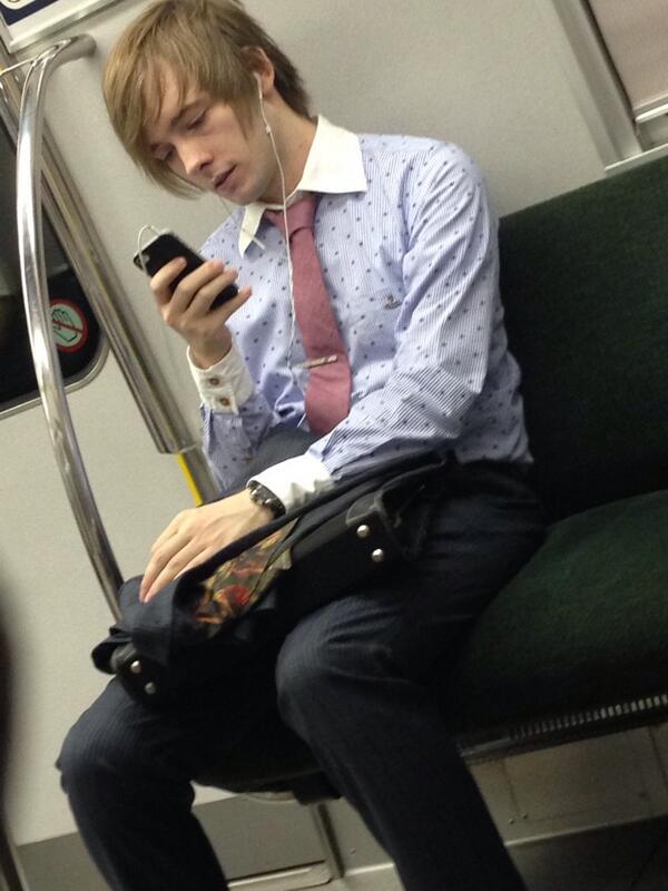 卍o M I卍 電車にイケメンおった笑 盗撮ごめんなさい Http T Co Wryomsve6m