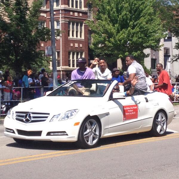 PrincessKai924's tweet image. Saw @jacoblatimore at the bud biliken parade and he waved right at me for the picture 😊❤