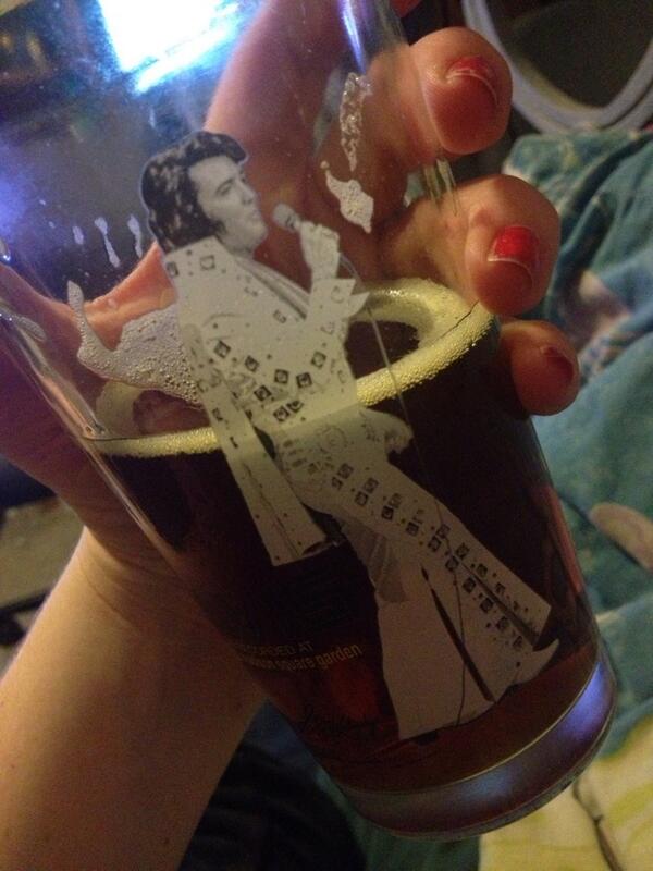 hrmoniousnoodle's tweet image. Chillin with Elvis #whadddup #heregohellcome #jaeg