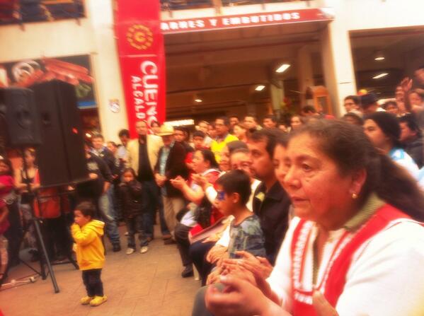 MERCADOSCUENCA's tweet photo. Gracias amigos mercado 10 de Agosto felices fiestas!!! @CuencaAlcaldia http://t.co/71VOisQddX