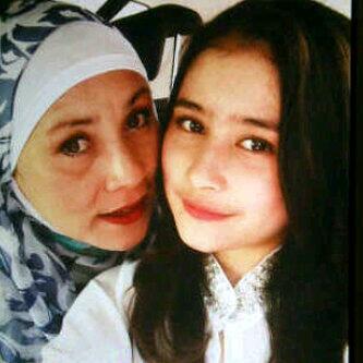 PrillyPicture's tweet photo. Akur ya mama-anak:D @prillybie @UllyJulita http://t.co/9EOYmTBEwU