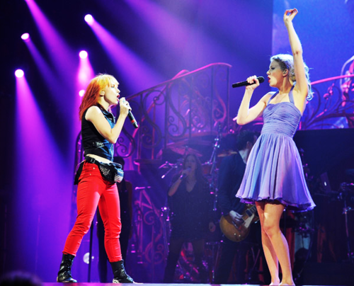 aligb__'s tweet photo. Hayley Williams y Taylor Swift>>>>>>>>>>>>>>>>>>>>> http://t.co/j6bTu7hDIj