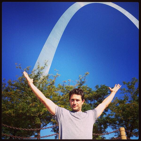 Guess who is at the arch?!?! @AstoriaFilmCo <a href="/themattdallas/">matt dallas</a>