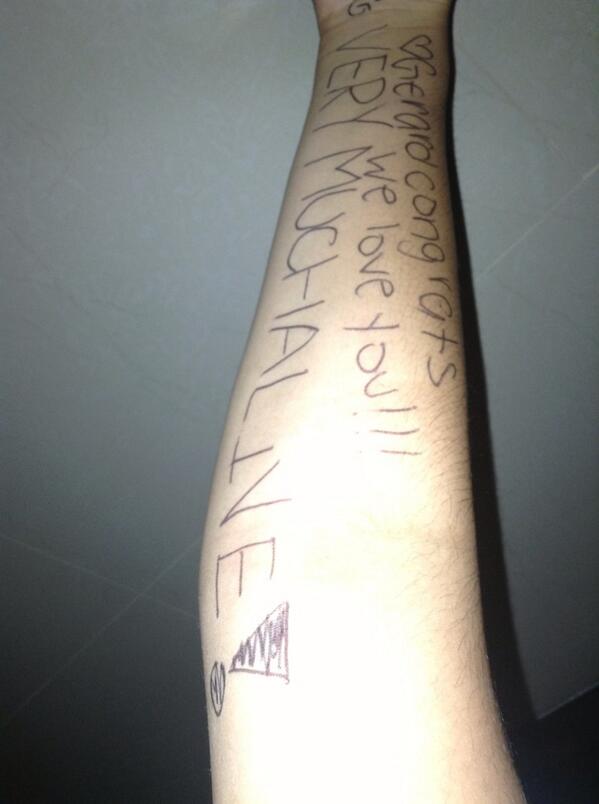 AliceMcrPatd's tweet photo. @gerardway very much aliveeeeeee http://t.co/799IaX8ja2