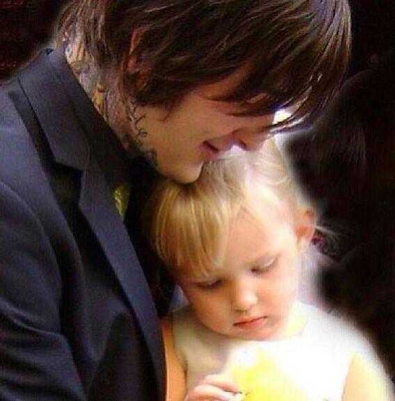 I when dad arrived. человек перед телевизором иллюстрация. Daddy dearest. Choose the correct words in italics in the conversation ответы. When i arrive they have dinner.