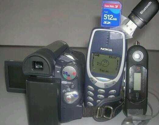 EnLos90s's tweet photo. Un smartphone #EnLos90s http://t.co/gDkwJ3WQTW