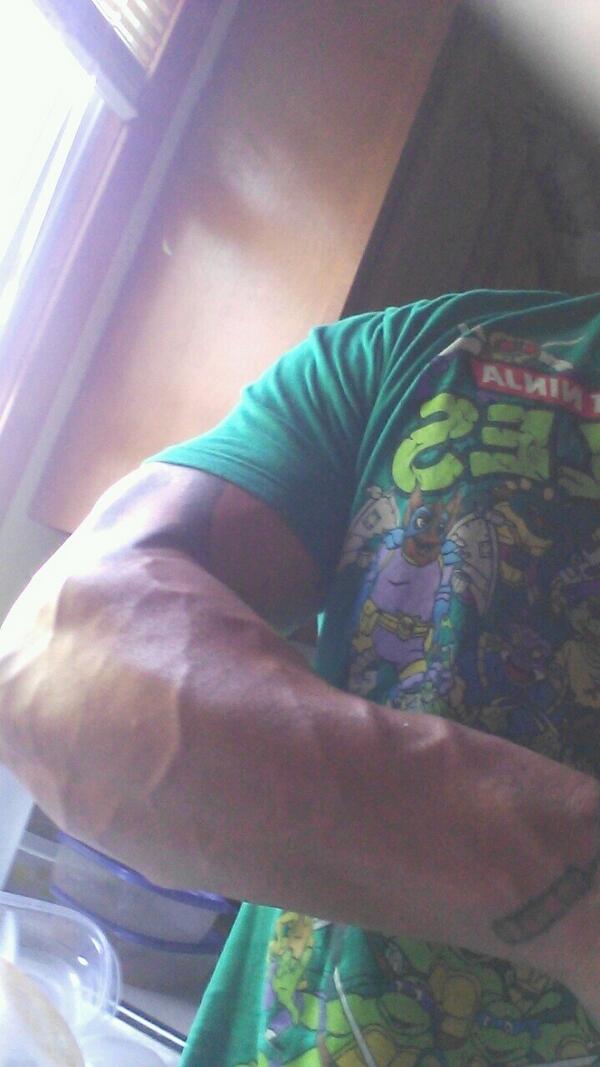 Mutant_Mazzey's tweet image. Gotta love vascularity when you're not even doing anything! #Progress #mutating #TeamMutant #MutantNation