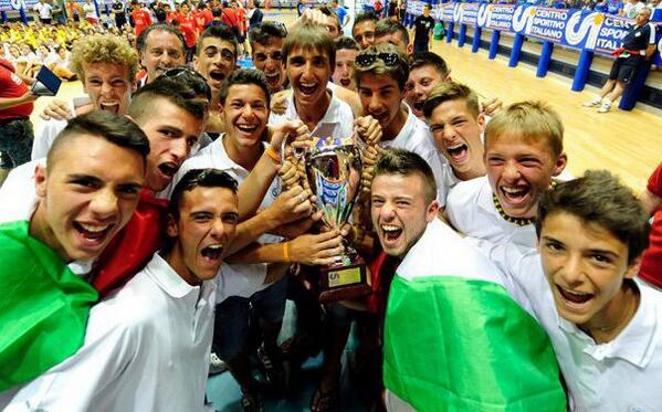 DiegoPiso's tweet photo. #italian's champions #football #friends #green #white #red #team #Bomber #cup #trophy #blaugrana #7 http://t.co/mPdXQohTTk