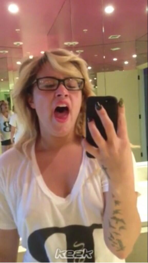 chiggychanga's tweet photo. FRIENDLY FUCKING REMINDER THAT DEMI LOOKED LIKE THIS, THIS MORNING http://t.co/RcEnvAB38Y