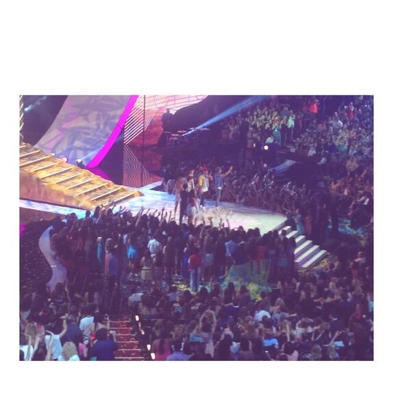 AaronPlastered_'s tweet image. one direction at teen choice awards 😬 had a fun night!
