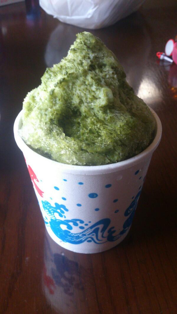 robin_element's tweet image. 地元で買ったかき氷←宇治抹茶金時＼(^o^)／ここの抹茶は、ほんとの抹茶使って、蜜つくるから、苦味もあって美味しいし、あずきもいっぱいだし、氷のきめもめっちゃ細やかでおいしい(^q^)