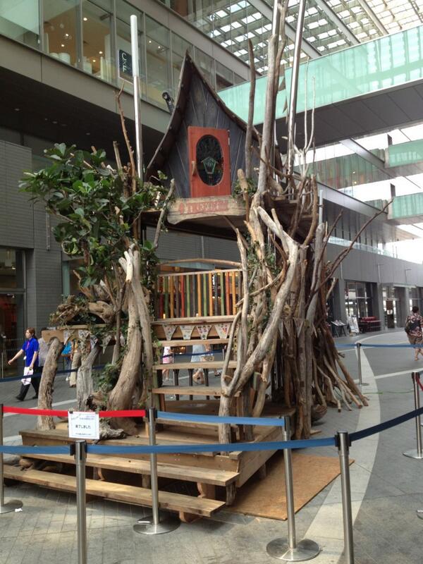 starferry_99's tweet photo. 二子玉川ライズにヘンテコな木の家があります。何のイベントなんでしょう？ http://t.co/7CP9OanmEU