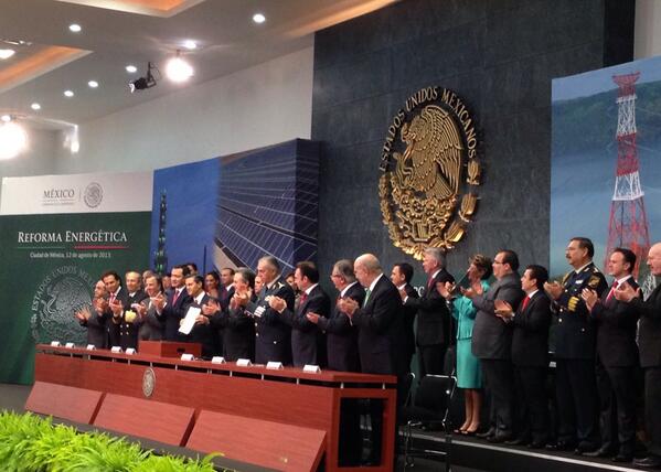 "<a href="/Erwin_Lino/">Erwin Manuel Lino Zárate</a>: Momento histórico en la presentación de la Iniciativa de #ReformaEnergéticaSÍ "
