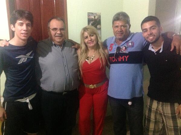 RomuloGouveia's tweet photo. Estive com a família do amigo @VitorRibeiroCG, que comemorava a conclusão do curso de Direito pelo seu irmão Wollney http://t.co/O2cA2zX2aC