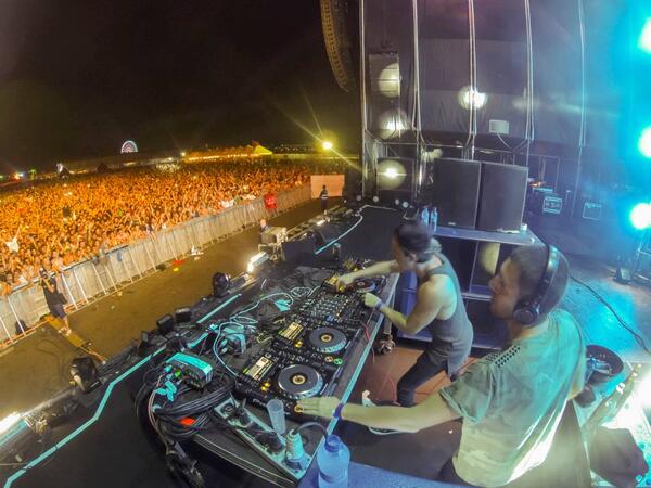 Cous16's tweet photo. Y como no, los que reventaron el festival y vimos el amanecer con ellos.... @dimitrivegas @likemike http://t.co/pH7JdXG23t