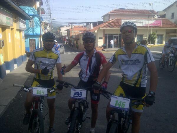 MyCarloss's tweet photo. Con mi Padre y Arturo en la @vueltalaazulita 2013 http://t.co/r32vD718Sn